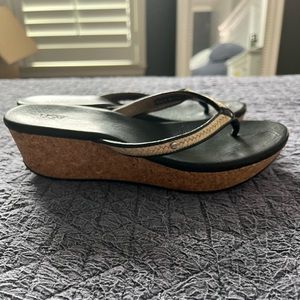 Ugg “Azure” black and tan wedge flip flop sandals 7.5
